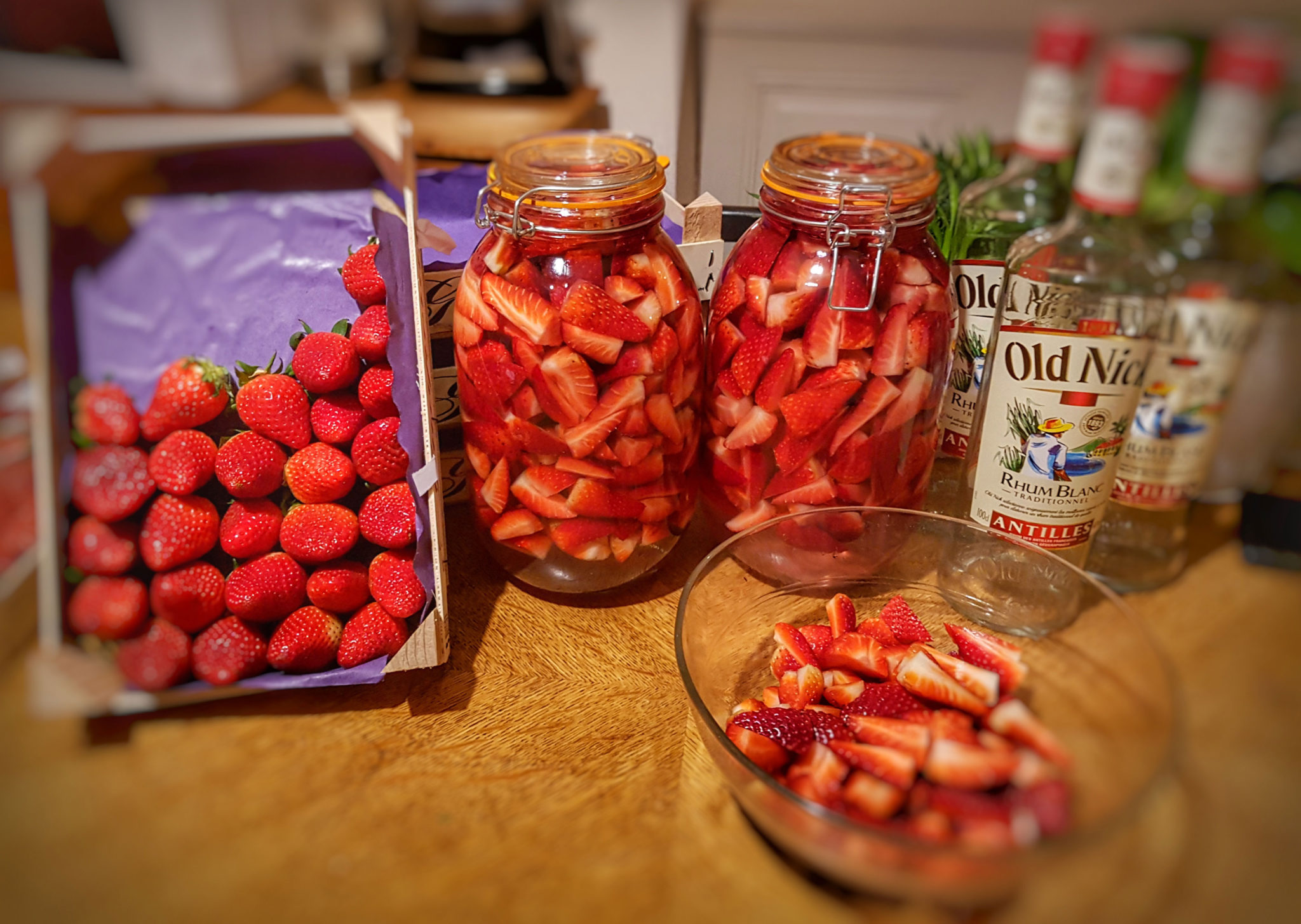 Recette de rhum arrangé à la fraise - La Petite Goutte